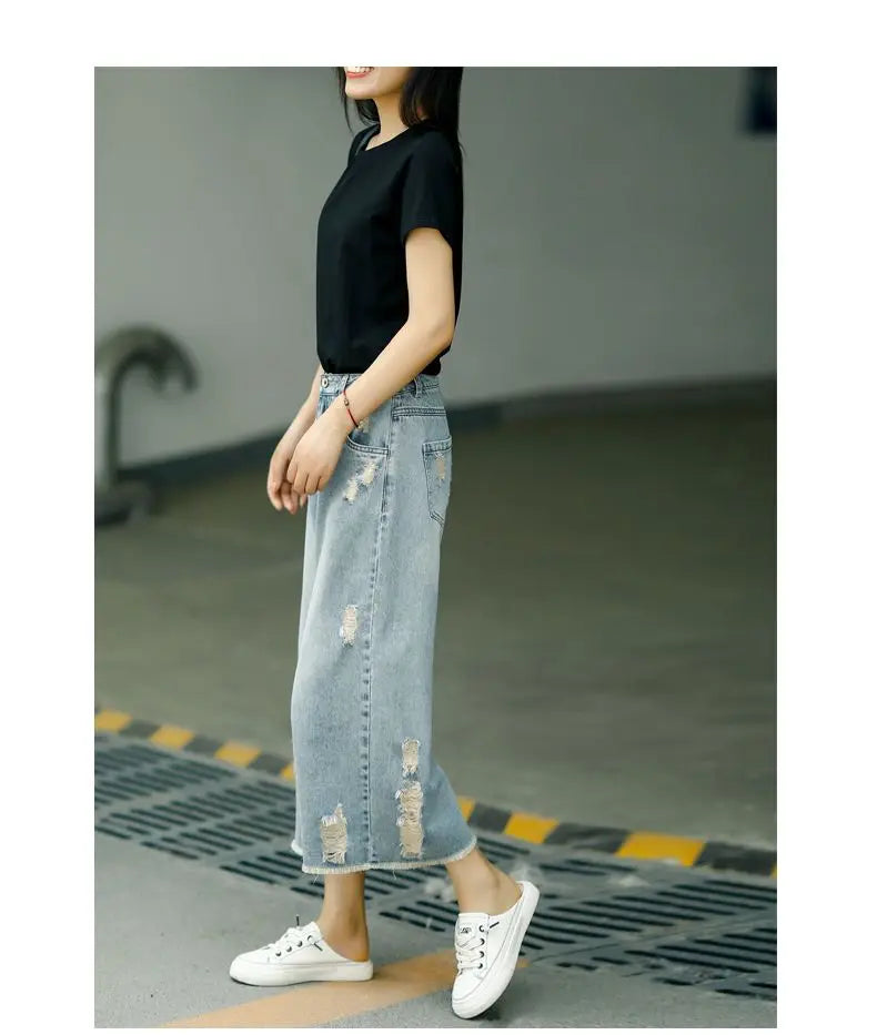 Capri Ripped Jeans for Women – High-Waist, Baggy, Wide-Leg Denim, Summer Streetwear.