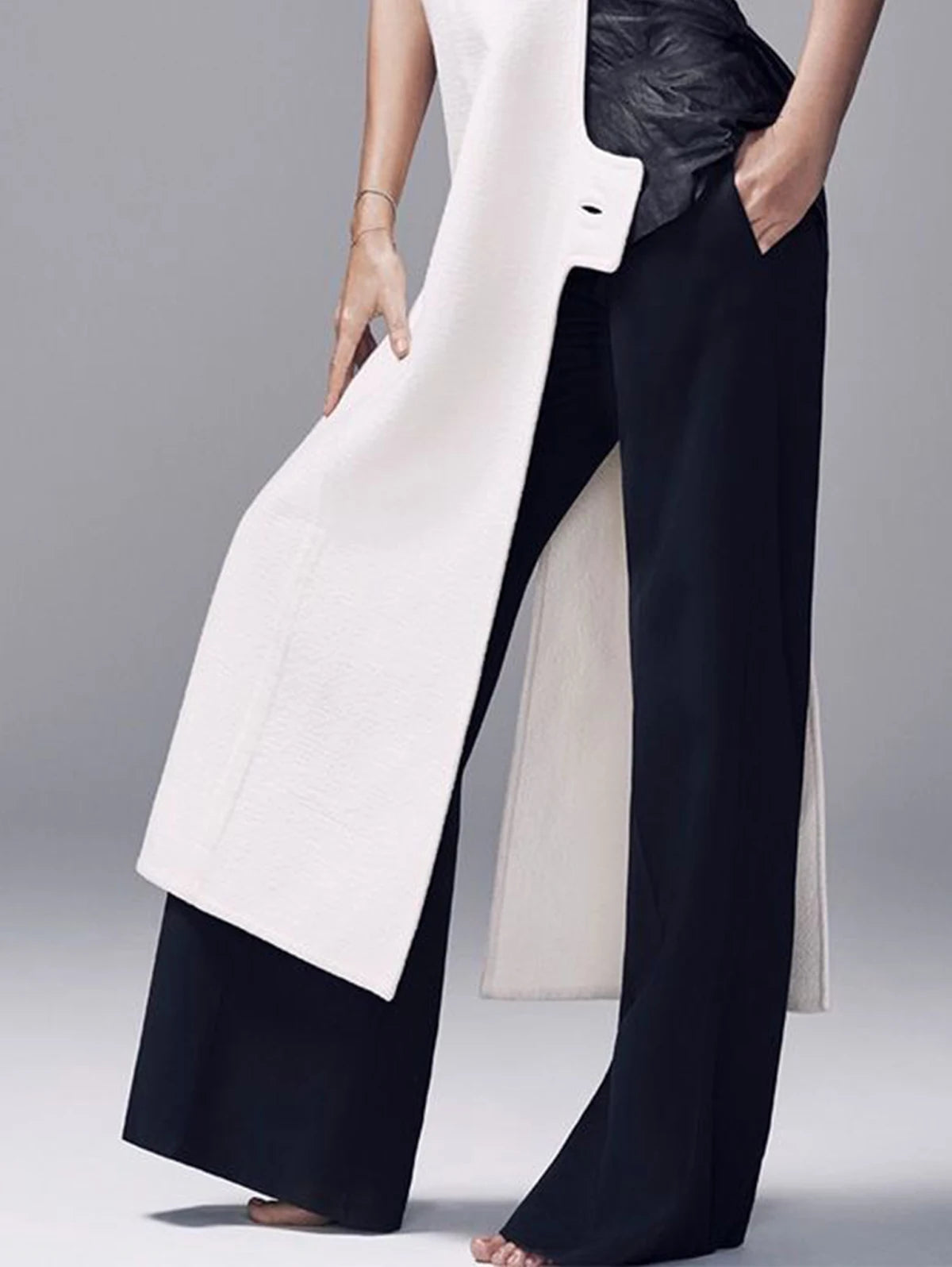 Sleeveless crew neck dress with button slit, slim fit, and vintage style. Perfect for summer.